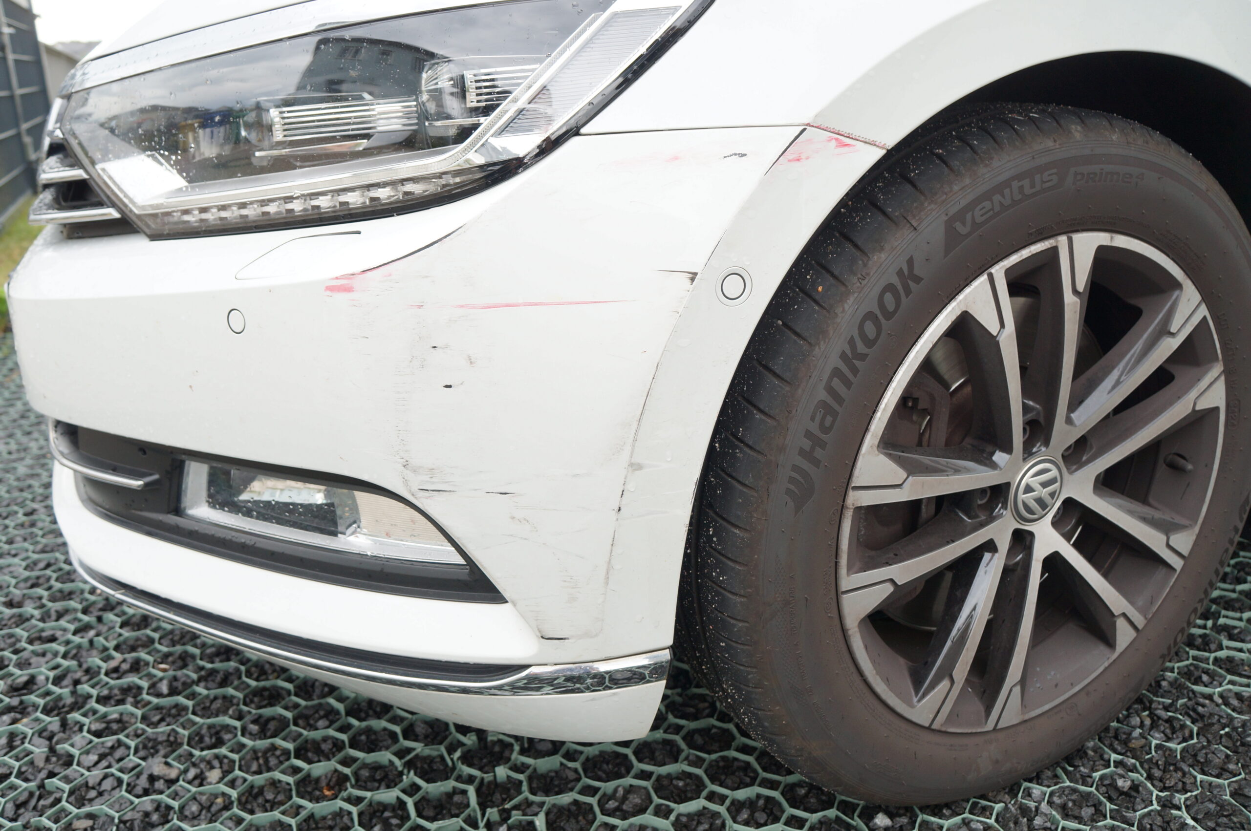 Auto mit Frontschaden – Gutachtenaufnahme