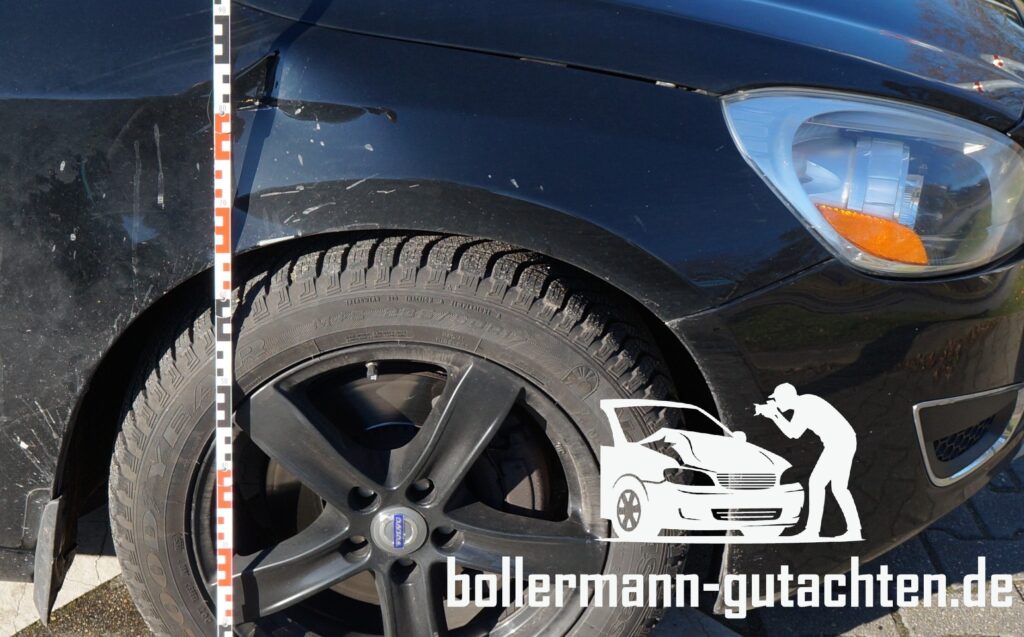 Kfz-Gutachter Ludwigsfelde führt ein Gutachten an einem Volvo S60 durch, mit Seitenschaden.