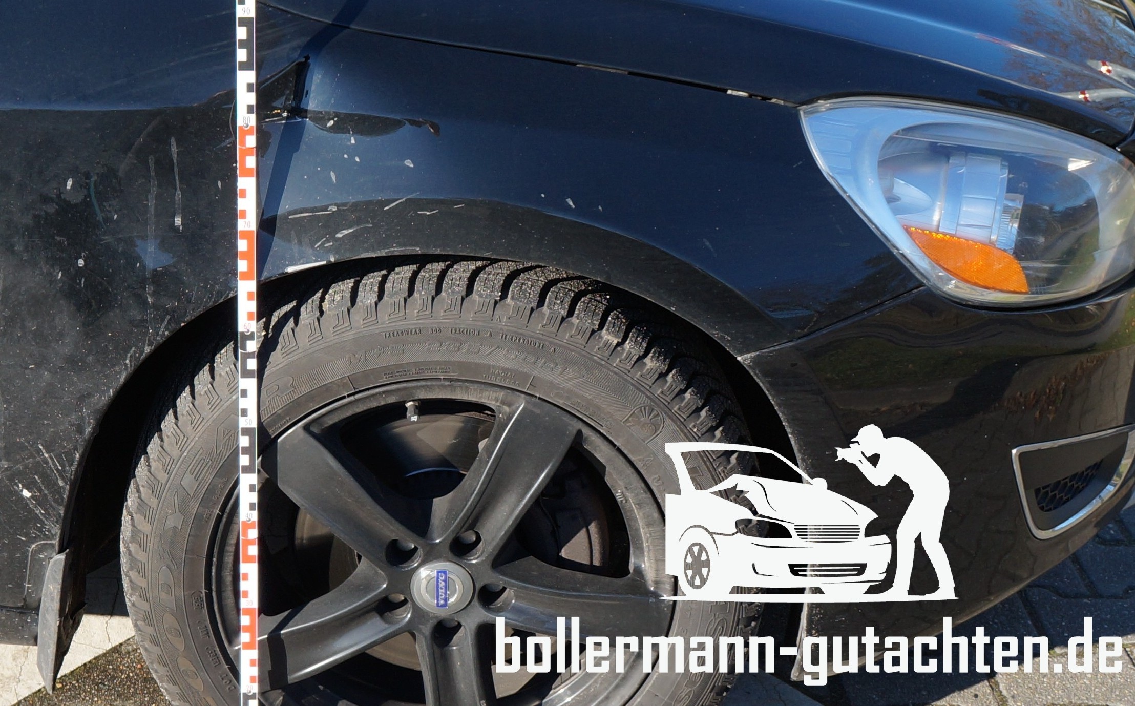 Kfz-Gutachter Ludwigsfelde führt ein Gutachten an einem Volvo S60 durch, mit Seitenschaden.